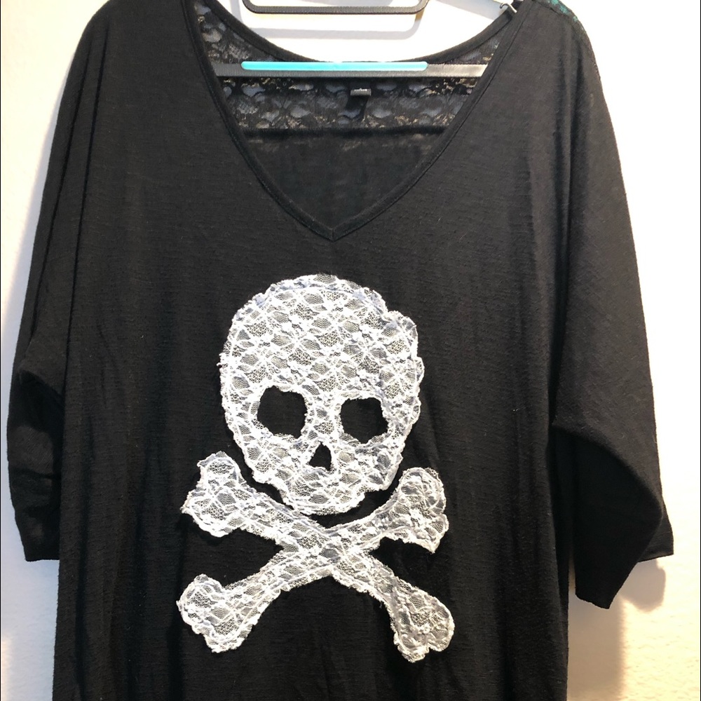 Torrid twist tee black tee with white lace skull.